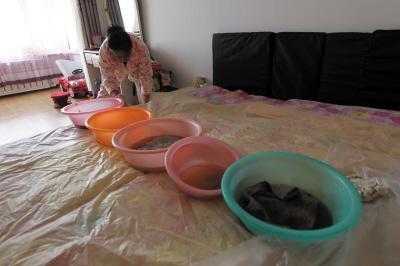 工布江达楼上漏水，住户失联，小区没物管，业主维权难！律师来支招……